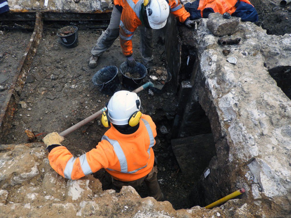 Depuis une semaine, une équipe de l'Inrap effectue des fouilles archéologiques au pied de la cathédrale de #Rouen. Images et détails sur @76actu ➡️ https://actu.fr/?p=20918560