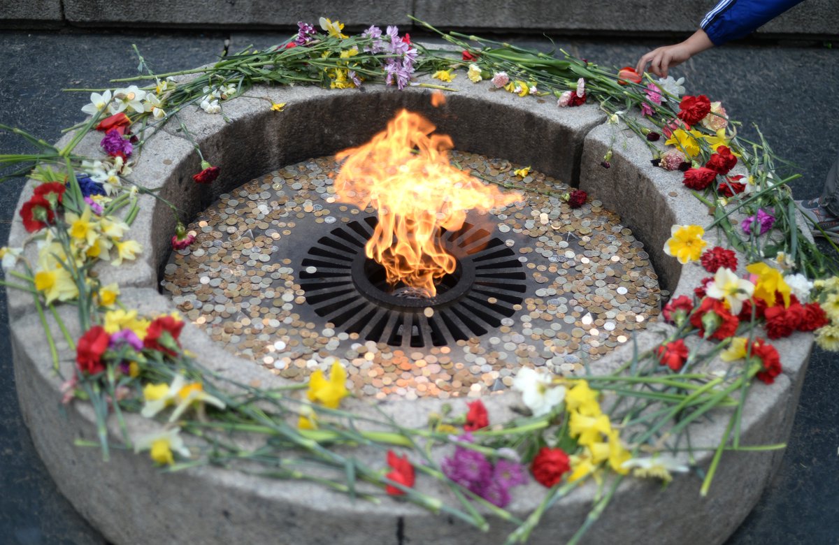 вечный огонь новгород. огонь вечной славы великий новгород. великий новгород кремль вечный огонь. мемориал вечный огонь великий новгород. великий новгород кремль вечный огонь.