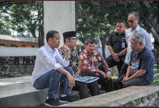 Horizon32636692's tweet photo. MANTUL.... BEGINILAH TAMPILAN ORANG YANG TIDAK PUNYA BEBAN: MASA LALU, MASA SEKARANG DAN INSAALLAH MASA DEPAN.
#JokowiMarufMenang #JokowiOrangBaik #JokowiMembangunIndonesia 
@jokowi @cakimiNOW @EkoSandjojo @taufikmadjid71  @IWayanGunawan5 @cik_mashuri 
@R_GUN4W4N @EdySudrajat77 https://t.co/p0nRFvV0Yn
