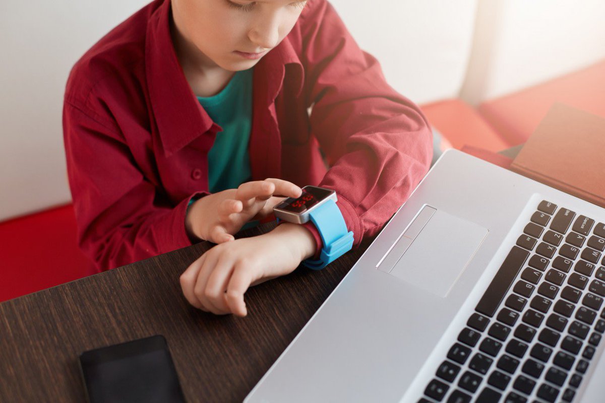 👨👩👧👦Les #enfants sont de plus en plus nombreux à être équipés de #montresconnectées par leurs parents, soucieux de garantir leur #sécurité.⌚️
Mais l’utilisation de ces objets est-elle sans danger ? ⚠️
➡️https://demarchesadministratives.fr/demarches/montres-connectees-pour-enfants-attention-aux-risques-pour-la-sante-et-la-securite-des-donnees …
