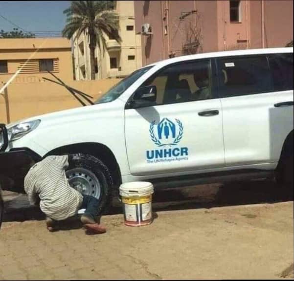 HonGaarodi's tweet photo. #markaad aragto cunug yar oo nadiifinaya gaari ay leedahay hayada (UNHCR) taaso shaqadedu tahay arimaha qaxootiga iyo dib udajinta haweenka&amp;caruurta waxaad ogaata in nifaaqu kataliyo aduunka. https://t.co/uXV3bcF57m