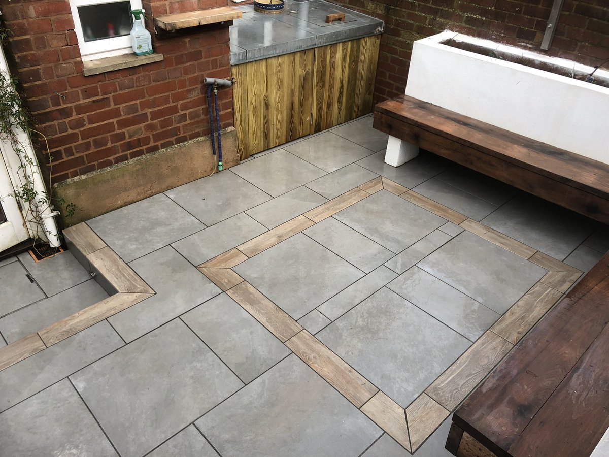 polar_richard's tweet photo. Pt 2 small court yard garden with oak bench Orrento paving insert symphony oak planks #marshalls stainless steel wire #tecni.uk #marshallregister #bestbyfar #startingearlyforthisyearsawards😁 https://t.co/Z5PDDP2hds