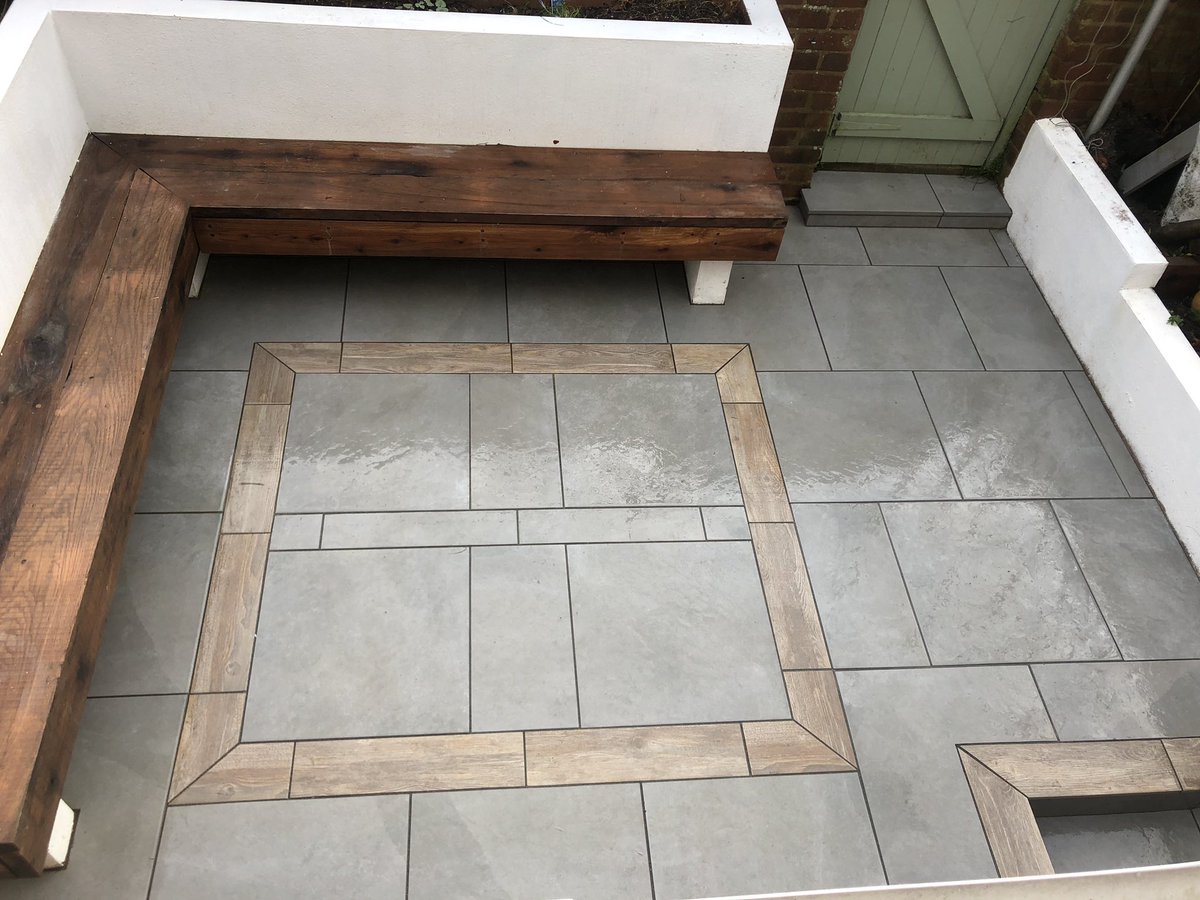 polar_richard's tweet photo. Pt 2 small court yard garden with oak bench Orrento paving insert symphony oak planks #marshalls stainless steel wire #tecni.uk #marshallregister #bestbyfar #startingearlyforthisyearsawards😁 https://t.co/Z5PDDP2hds