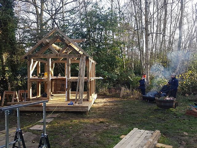 Nearly finished for the weekend. Leaving the roof for next weekend! .
.
.
.
.
#oakframe #timberframe #woodworking #wooden #structures #hardwork #funwork bit.ly/2S0LZ88