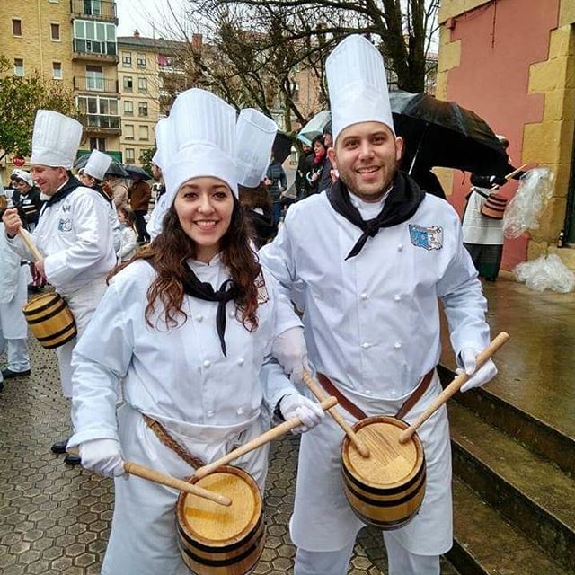 namorayu's tweet photo. Hoy es el Día de #SanSebastián y lo celebramos tocando los tambores (y barriles) durante 24h. ¡A disfrutar! 👏👏 Gora Donostia!! 💙💙
.
.
#Donostia #Tamborrada #tamborrada2019 #danborrada #tradiciones #20deenero #kosakos #alza #euskadi #euskalherria #paisvasco #donostiamaite… https://t.co/L4h92eDXg6