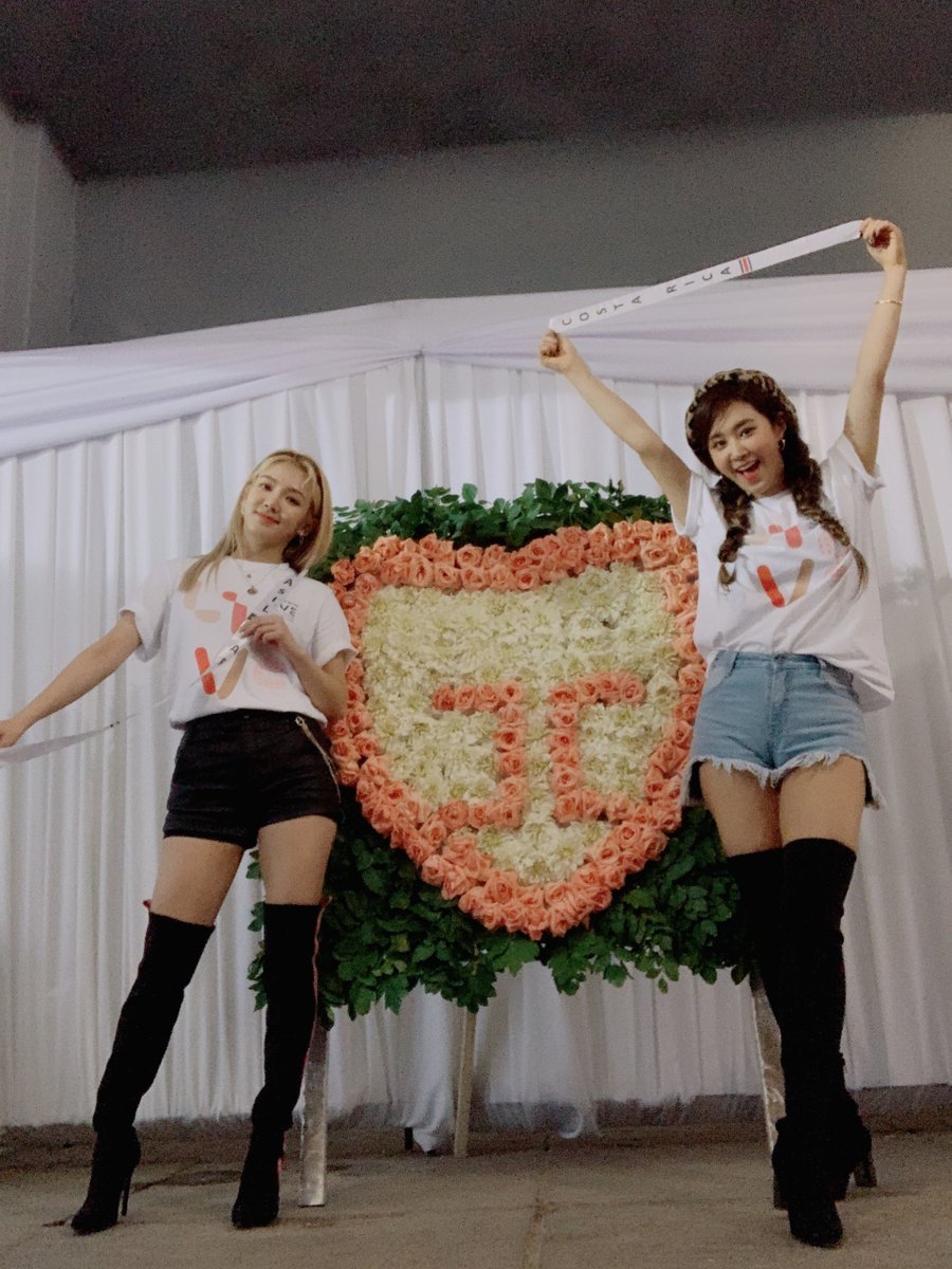 OneGenerationBr's tweet photo. [20.01.19] Yuri e Hyoyeon nos bastidores do SMTOWN em Santiago. https://t.co/6eXFQHSBtC