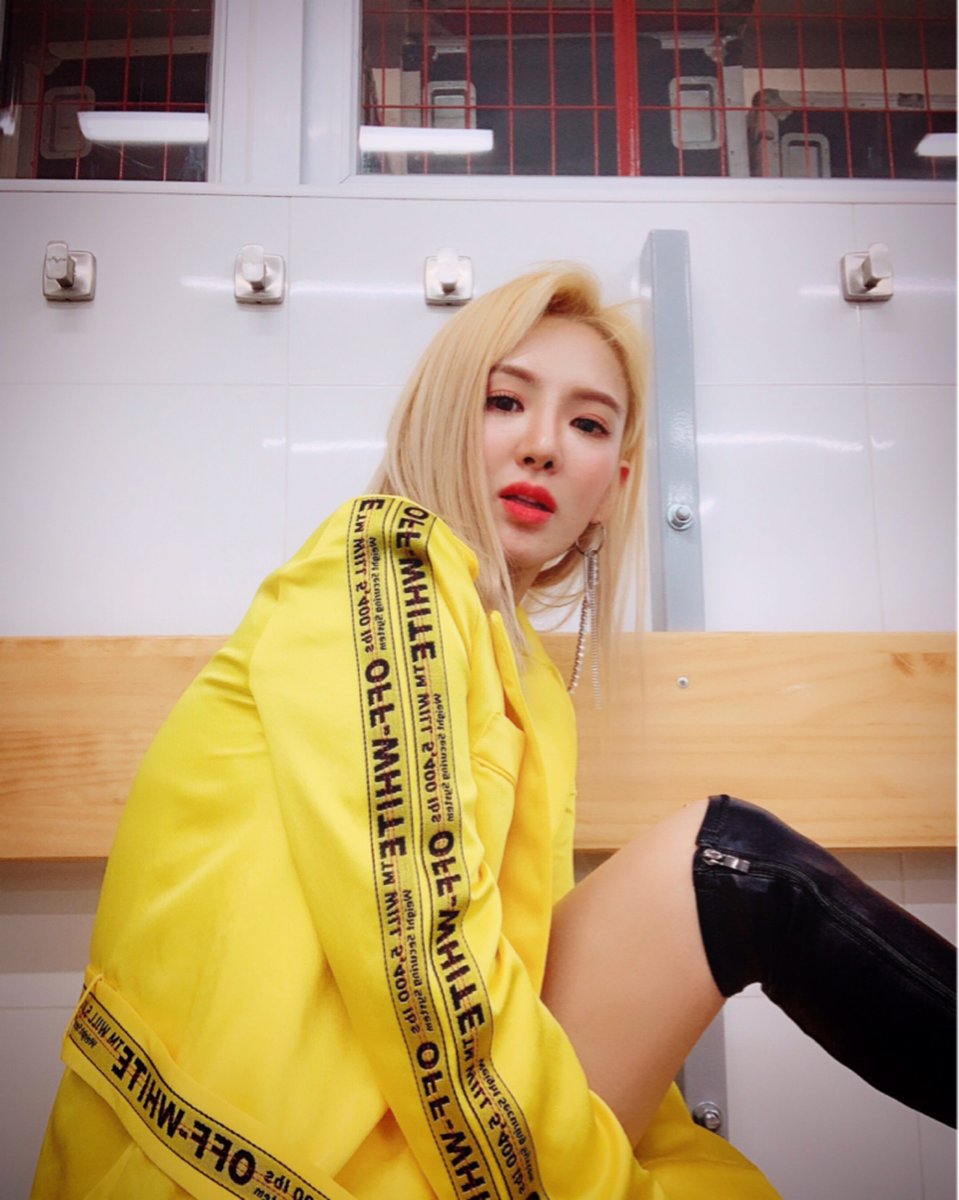 OneGenerationBr's tweet photo. [20.01.19] Yuri e Hyoyeon nos bastidores do SMTOWN em Santiago. https://t.co/6eXFQHSBtC