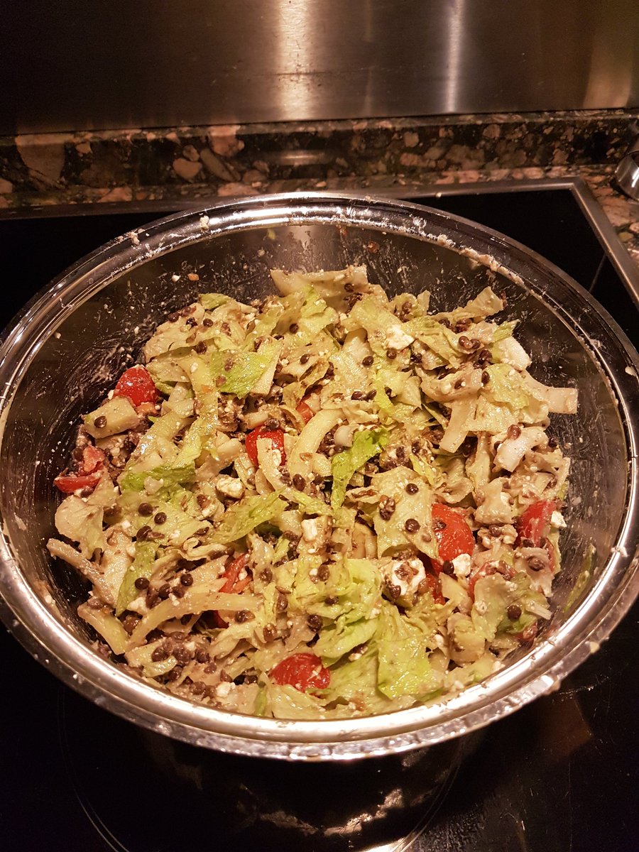 EdVredeling's tweet photo. Speciaaltje
Linzen 220gr, kersttomaatjes 150 gr, 1/2 rode ui, 1 zure appel granny Smith, 150 gr verbrokkelde feta en dressing 1theelelpel grove mosterd,1 eetlepel appelazijn, 3 eetlepels olie, peper en zout. Olijven https://t.co/EYV67QR7Bs
