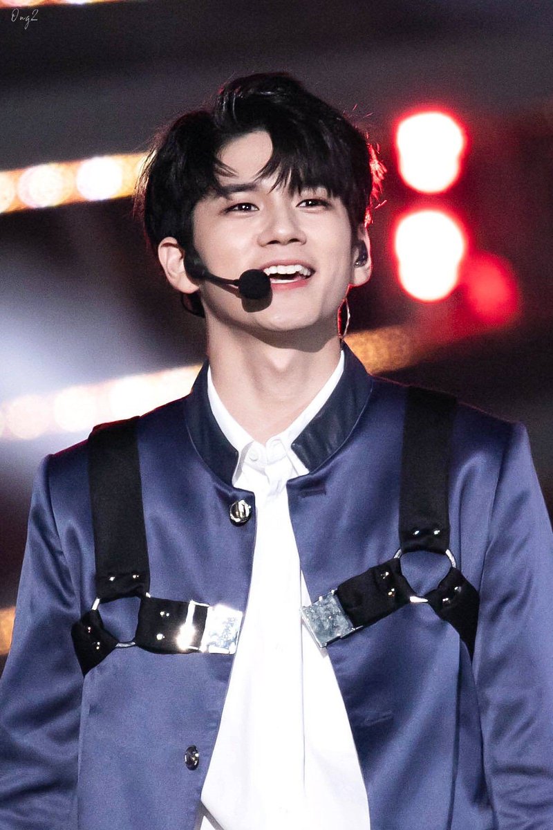 HeirsDoHeirs's tweet photo. [190119] Juno at SMTOWN concert in Santiago, Chile. @president_jj stoped in the middle of the performance of "Gorilla" because one of his shoes got lose and almost fell of the stage. Fans are laughing of this funny situation. https://t.co/bIR8697Lzn