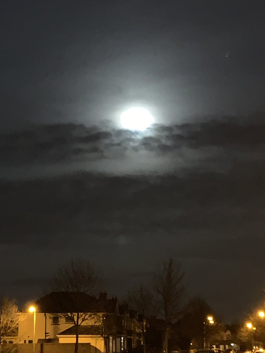 mcattack78's tweet photo. Crazy moon https://t.co/pCOIIHpKS2