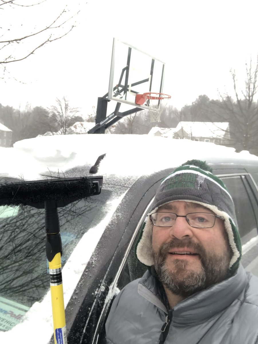 GregHillWEEI's tweet photo. Actual footage of me, performing physical labor #hugestorm #yawncyclone https://t.co/luJOZS2OBH