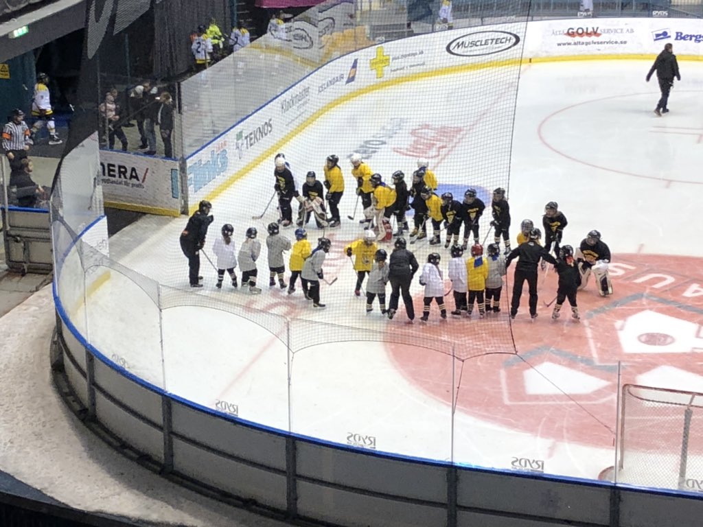 SafBjur's tweet photo. Helt ok SDHL match mellan DIF-Brynäs men det som imponerade mest var Älta! Att på 1 år bygga upp en flickverksamhet med över 40 tjejer?! 🌟 Dessutom vinner dom priset för årets hejaramsa: ”Vi är svarta, vi är gula. Vi kan dansa hula hula. Älta. Älta. Älta.” 😁 https://t.co/InCttx4ypu