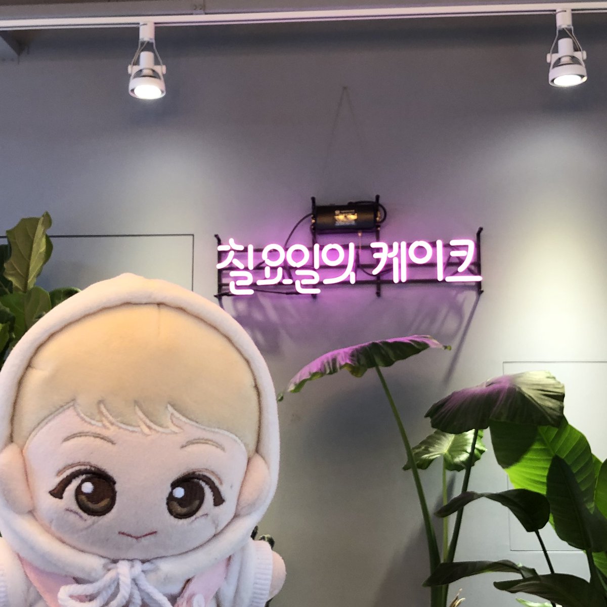 19980II6's tweet photo. 카페도 예쁘고 컵홀더는 더 예쁜 칠요일😭 이벤트 준비해주셔서 감사해용🥰
#인생은_승관의_연속이다
@BOOSOONI_UNION https://t.co/J2cbs0K6RE