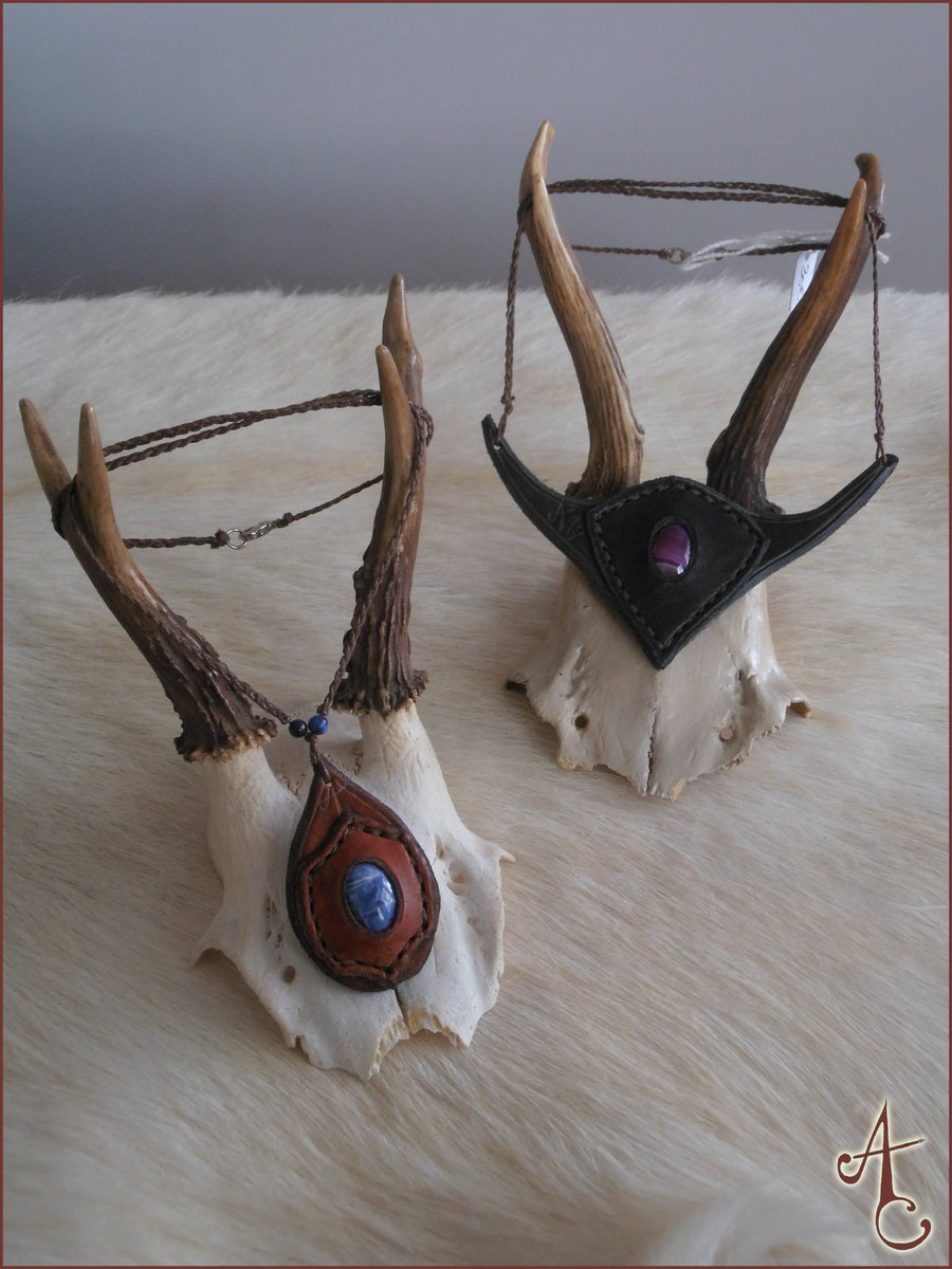 ardecuir's tweet photo. Enfin de quoi présenter deux de mes colliers comme il faut ! :D #Ardécuir #leather #collier #crâne #bois #os #cuir #peaux #présentoir #artisanat #lyon #Handmade #faitmain #pierre #creation #diademe #medieval #Agate #sodalite #mineraux https://t.co/FPN56mrfc7