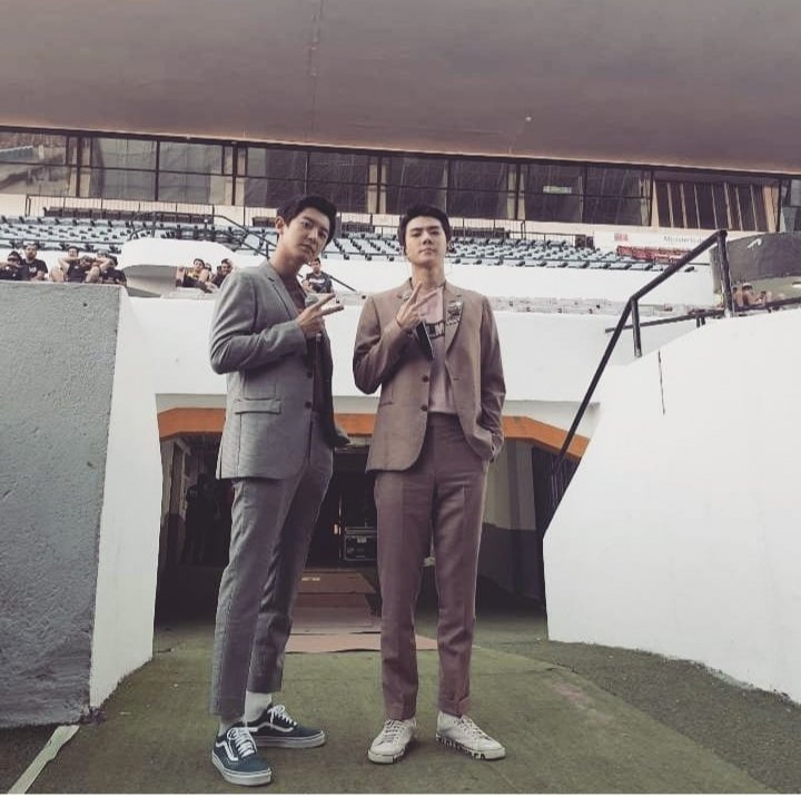 Vsnowwhite1's tweet photo. Two cutipies that can make my heart flutter 💗💗💗💗💗
#EXO 
@weareoneEXO 
@B_hundred_Hyun 
@layzhang 
#HappinessWithExo 
#westankings 
#weareone https://t.co/XeWPzp81n4