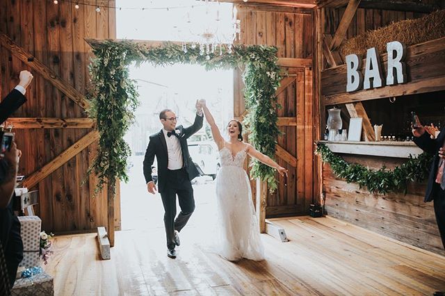 pghweddingvenue's tweet photo. Hi Everyone! I’m Alexa, the photo-half of @oakwoodphotovideo. I wanted to start my takeover by sharing one of my absolute favorite venues, @rusticacresfarm. Rustic Acres Farm is a gorgeous barn venue in New Wilmington, PA and i’m so excited to share lots of photos of this ma… https://t.co/dJ1uYRJWOx