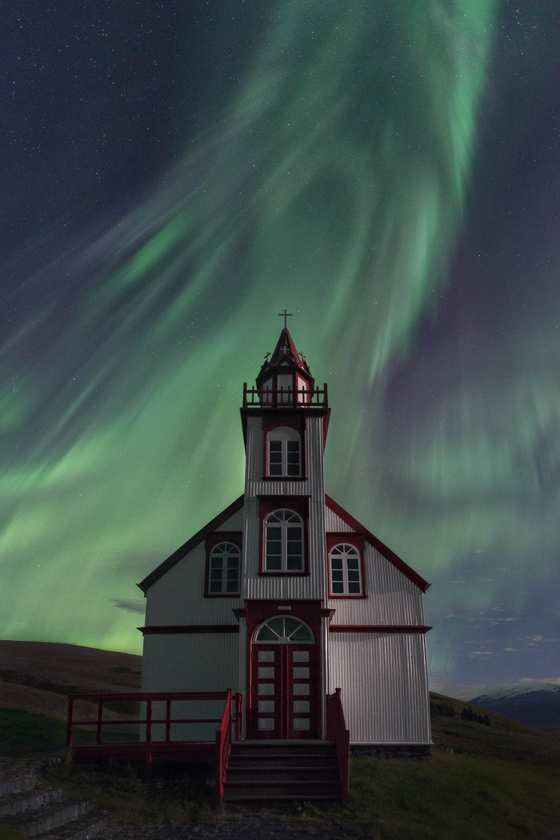 Ver auroras boreales sobre los paisajes mágicos de Islandia  es una de esas experiencias que te marcan para siempre. Si vas a vivirlo dentro de poco no te piedas nuestra guía para saber cuándo y dónde ver #aurorasboreales en #Islandia capturetheatlas.com/es/ver-auroras…
