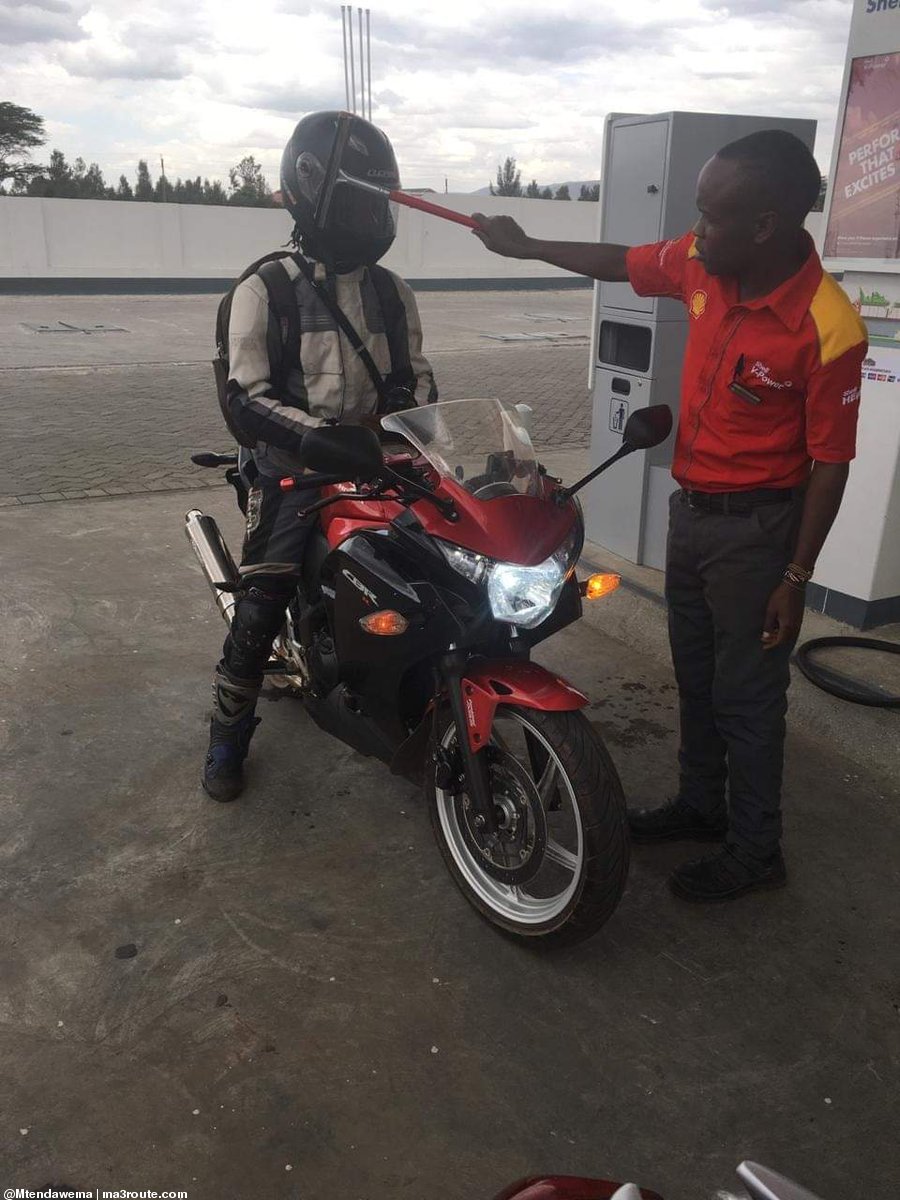 a3Route's tweet photo. 18:01 Si lazima uendeshe gari ndiyo uoshewe windshield. #RespectBikers @Shell https://t.co/eYdnL6B5r2 via @Mtendawema