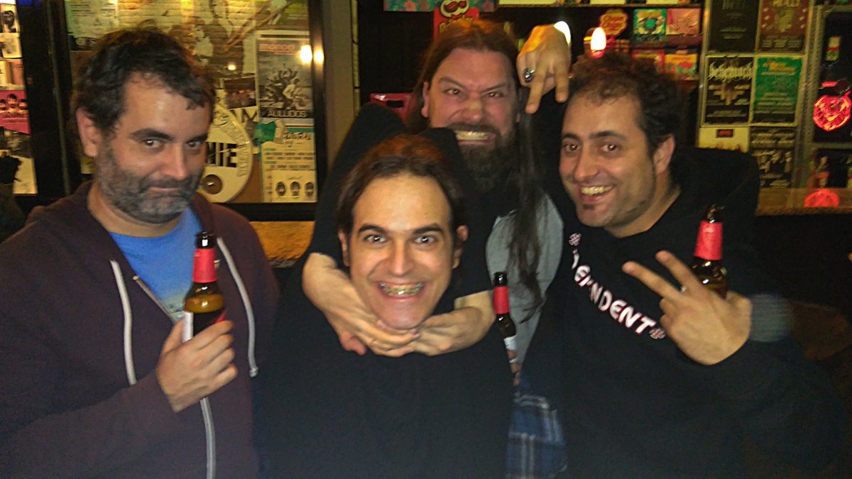 SpaceJokersRock's tweet image. El capitán Vortex posando junto a esos efebos griegos conocidos como El @RenoRenardo . Correcto, no hay ni un solo ser humano en esta foto.