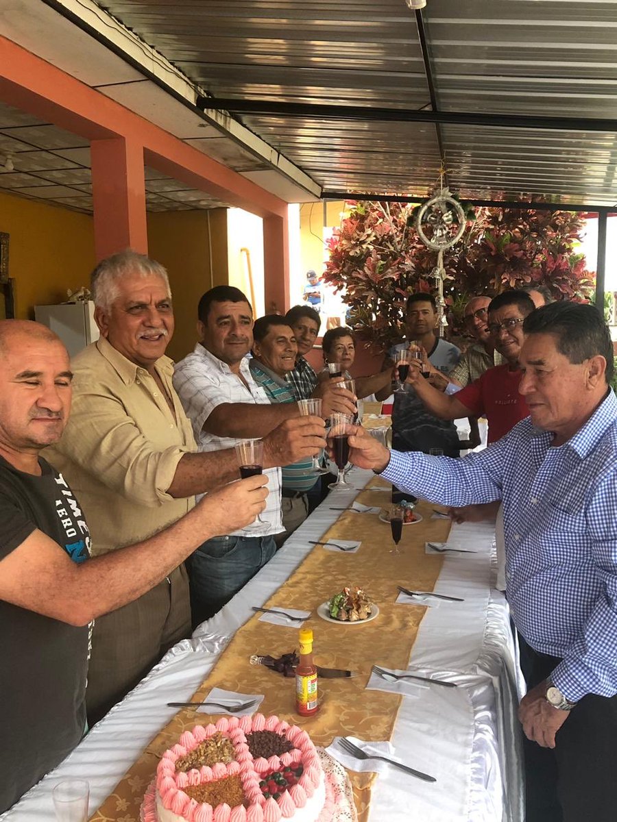 Miembros de la Asociación CIUDAD DE MACARA, departiendo momentos  de Ocio,Amistad y Compañerismo. Quienes hacemos la Directiva, deseamos que el Año venidero,esté lleno de dicha y felicidad a todos quienes hacen Agricultura e Macará <a href="/HaydeePaladines/">Haydee Paladines</a>  <a href="/AgroMacara/">Asociación Agropecuaria Ciudad de Macará</a> <a href="/Jose_ACueva/">Jose Antonio Cueva</a>