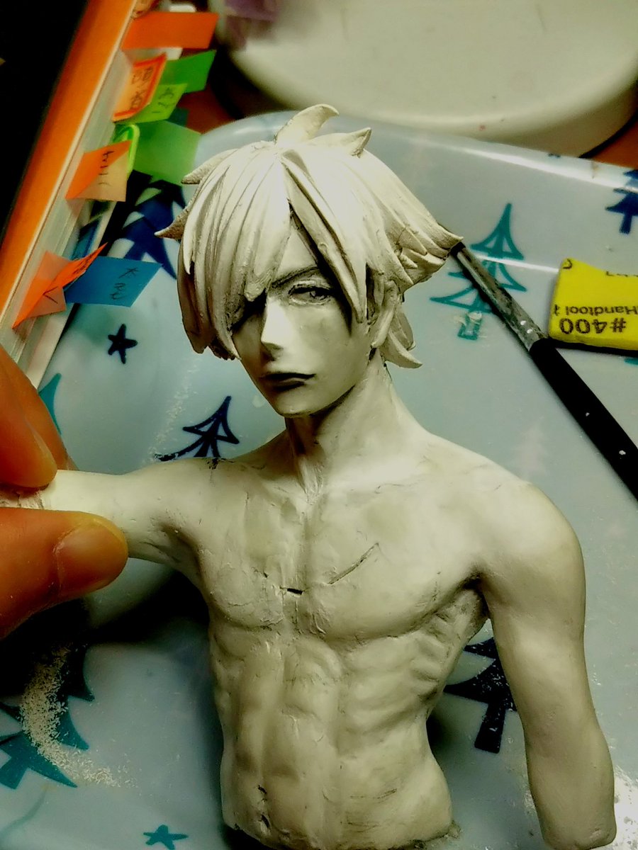 (フィギュア作りかけ画像)鎖骨と僧房筋を作ったよ。
個人的にはもっと僧房筋を盛りたいけど、これくらいかなあ…
首の筋肉も入れたい
次はバランスで三角筋だな。弓兵のロビしゃんは肩を最高に綺麗に作ってやりたい。きっと機能美で美しいはず。