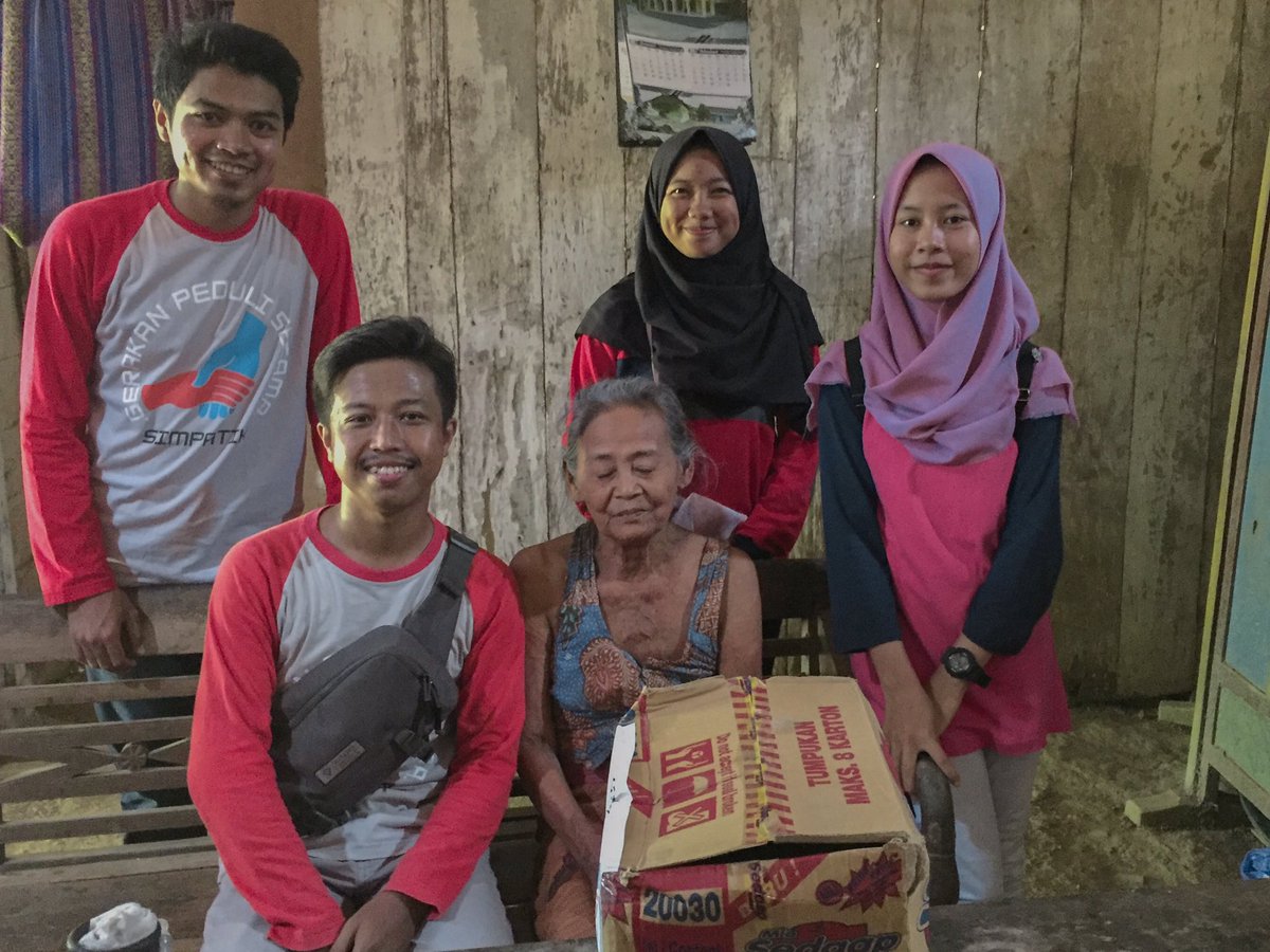 gpssimpatik's tweet photo. Beberapa dokumentasi Aksi Ketuk Berkah pagi tadi. Selain dibantu simpatisan yg setiap bulan hadir, aksi kali ini diramaikan dengan adik2 dr sekolah MAN Blora dan pemuda karang taruna dukuh Blimbing. https://t.co/xkOl79bFu5