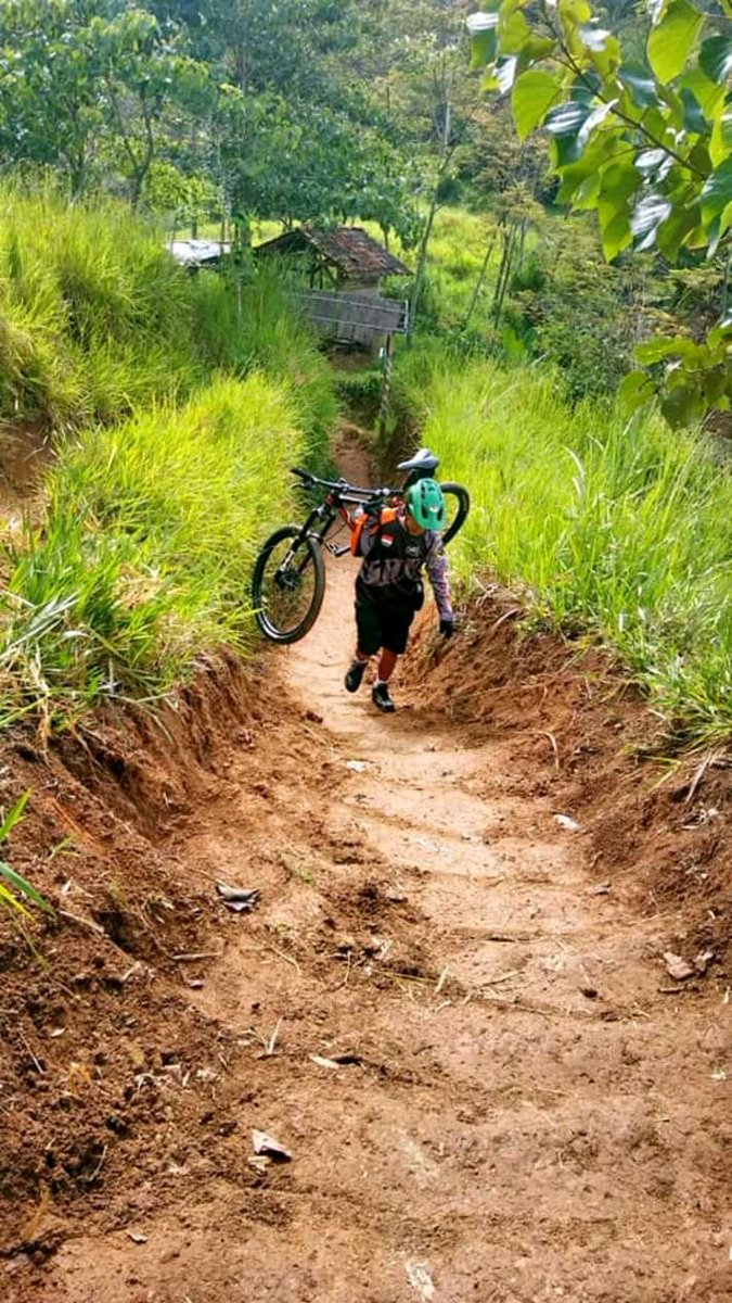 offcial_gbb's tweet photo. kegiatan kita di ahad pagi ini
Bike camp hayu
Enduro hayu
Uphill hayu
Ngagotong oge hayu
#akugbb #gowesbarayabandung
#bikecamp
#puntang https://t.co/l2ENRK8181