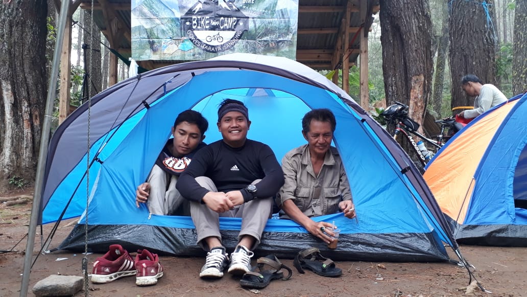 offcial_gbb's tweet photo. kegiatan kita di ahad pagi ini
Bike camp hayu
Enduro hayu
Uphill hayu
Ngagotong oge hayu
#akugbb #gowesbarayabandung
#bikecamp
#puntang https://t.co/l2ENRK8181