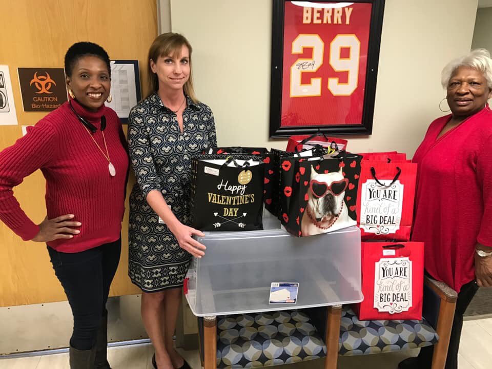 givehopehelp's tweet image. Remember those battling cancer today as we celebrate The Chiefs! 
Make a tax deductible donation at givinghopeandhelp.org. A PORTION OF THE PROCEEDS BENEFITS-American Cancer Society - KC #GiveHopeHelpLOVEBags4Cancer  @ChiefsPR @ResearchMed @NKCHospital @AmericanCancer