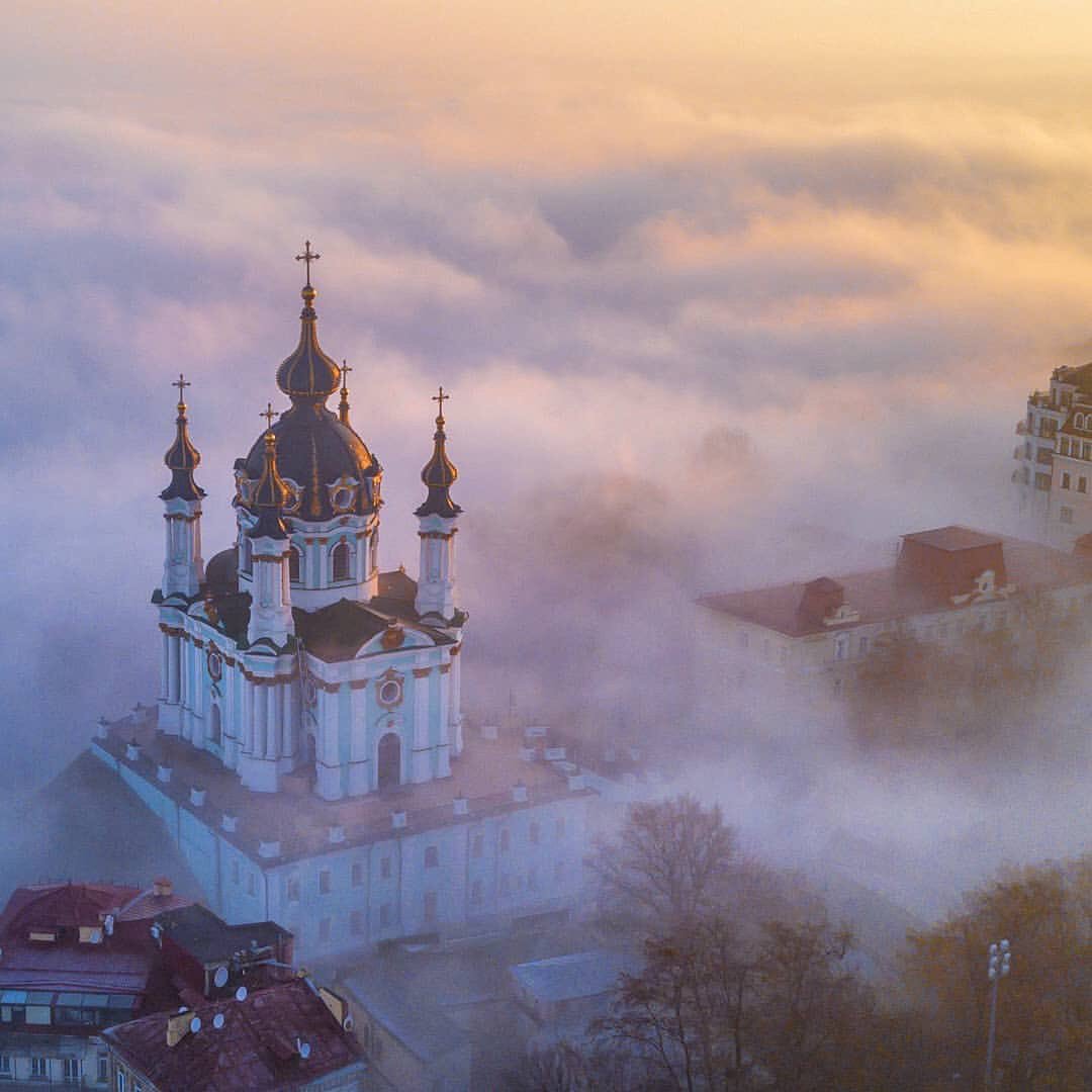 When nature interferes with the usual capital dawns, such a beauty comes out! Andriyivskyy Descent is shrouded in mist.✨
.
.
Photo by <a href="/kievmax/">Max</a>
.
.
.
#visitkyiv #everythingstartsinkyiv