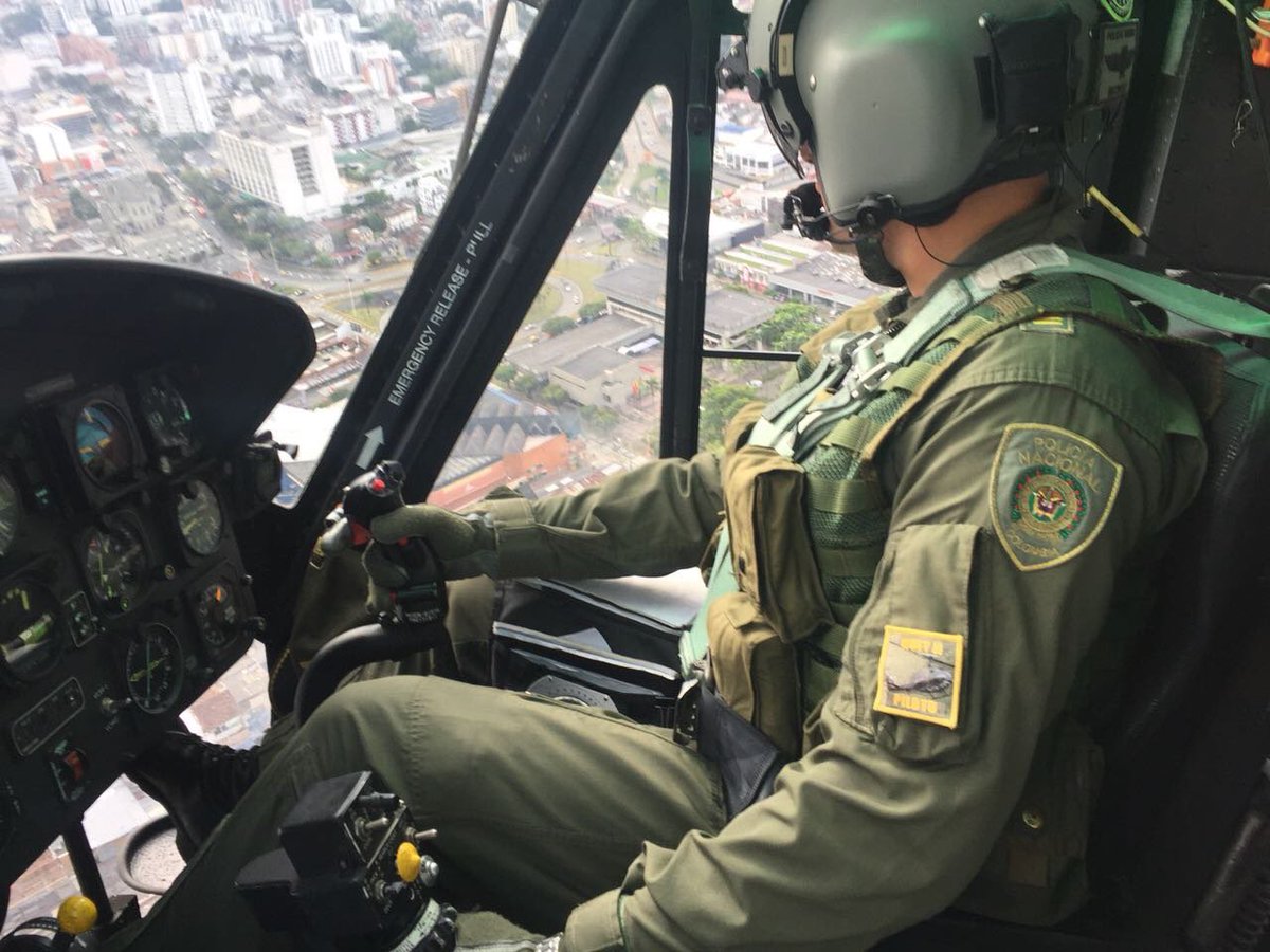 PoliciaAntiNar's tweet photo. Nuestro compromiso es estar siempre ahí para cuando usted nos necesite.  #AviaciónPolicíal  #NoAlTerorrismo @PoliciaColombia @mindefensa https://t.co/Pg0bwvDtm0