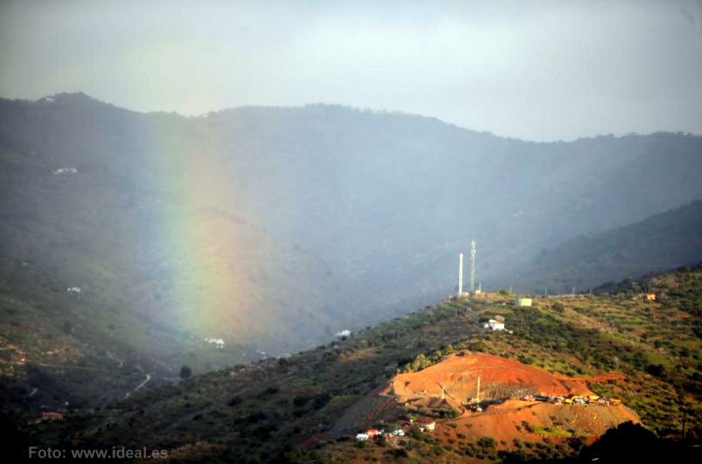 📸🔝De todas las imágenes de #Totalán nos quedamos con esta.
🌈Hoy un arco iris se suma a la ilusión y empeño de todas las personas que trabajan sin descanso para localizar y rescatar al pequeño #Julen en #Totalán #Málaga.
Un fuerte abrazo y mucho ánimo a los padres del pequeño💪