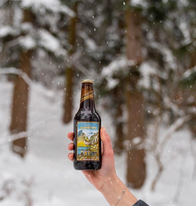Das Quöllfrisch dunkel ist der perfekte Kontrast zum Schnee 🌨️ …
.
#appenzellerbier #slowerliving #dunkel #winterwonderland #weekend bit.ly/2AWsxzJ