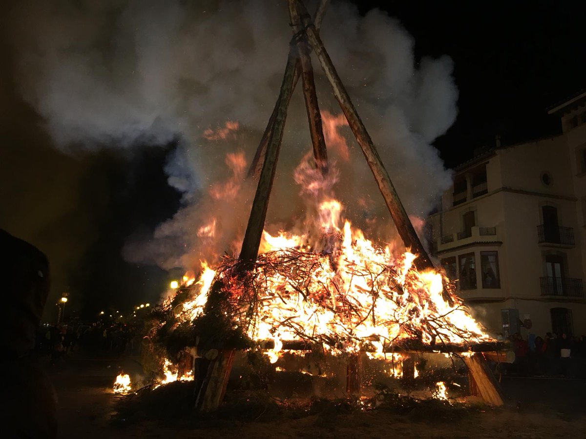 AjVilafranca's tweet photo. 🔥🔥 Sant Antoni 2019 #vilafranca #elsports #turisme #castello #santantoni #cosesquefer #tradicions #festadelfoc #yomequedoenCS https://t.co/10B2Ii9WTF