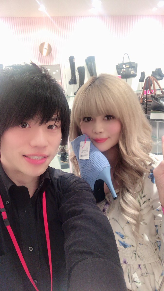 DJRenchan's tweet photo. ショッピング @shibuya109official
個人的に、シャネルクルーズラインで発表されたパステルカラーのブルーがこの春おすすめ❇️ #flagj #Chanel #fashion #shibuya109 #friend #takahiko https://t.co/5gov5hlUl2