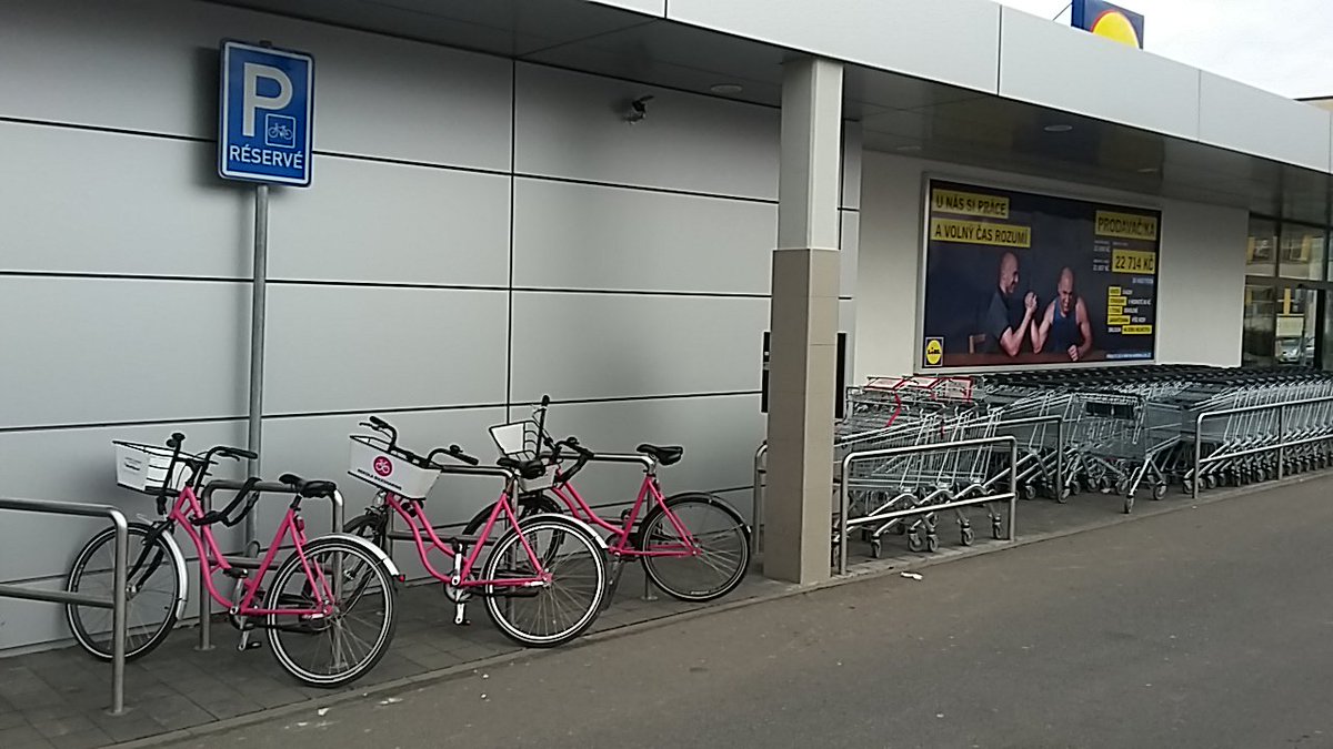 LudekJanak's tweet photo. Nevím, jestli je tohle mezi @RekolaEU a #Lidl domluvená spolupráce - každopádně díky oběma za podporu čisté a udržitelné mobility v #Olomouci ! https://t.co/3LdGwhTZQ9