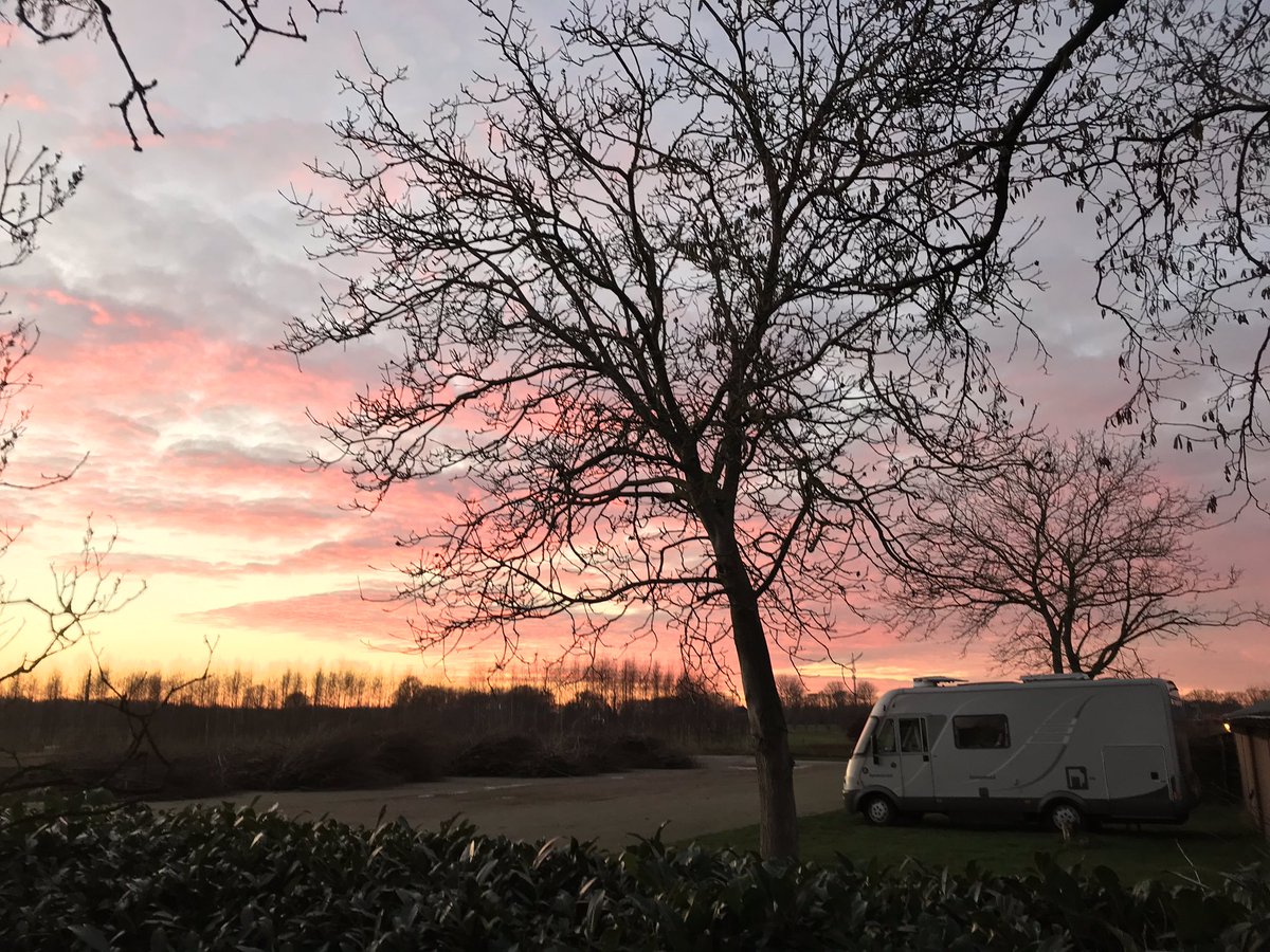 Wat een fantastische zonsondergang ☀️Je zal nu maar met je camper op Kampeerhoeve Bussloo staan en vanuit je relax stoel van dit uitzicht kunnen genieten 😁 Dat is toch genieten 🍀🍀🍀 kampeerhoevebussloo.nl #camper #asci #bussloo #voorst #Kamperen #gelderland #camping