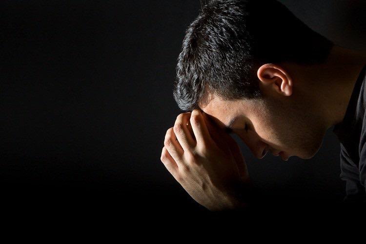 أتعبته ذنوبه، فسأل عالماً :
هل يقبلني ربي على عظم جُرمي ؟
فأجابه العالم : ويحك !
إنه يدعو المدبرين ..
أفلا يتوب على المُقبلين !