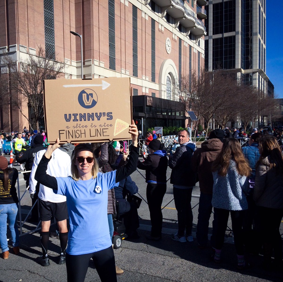 The real finish line’s at Vinny’s 🙌🏼 Find Key in the <a href="/DiscoveryGreen/">Discovery Green</a> area handing out tickets for free slices 🍕🏃🏻‍♀️✨
#runhou #houmarathon