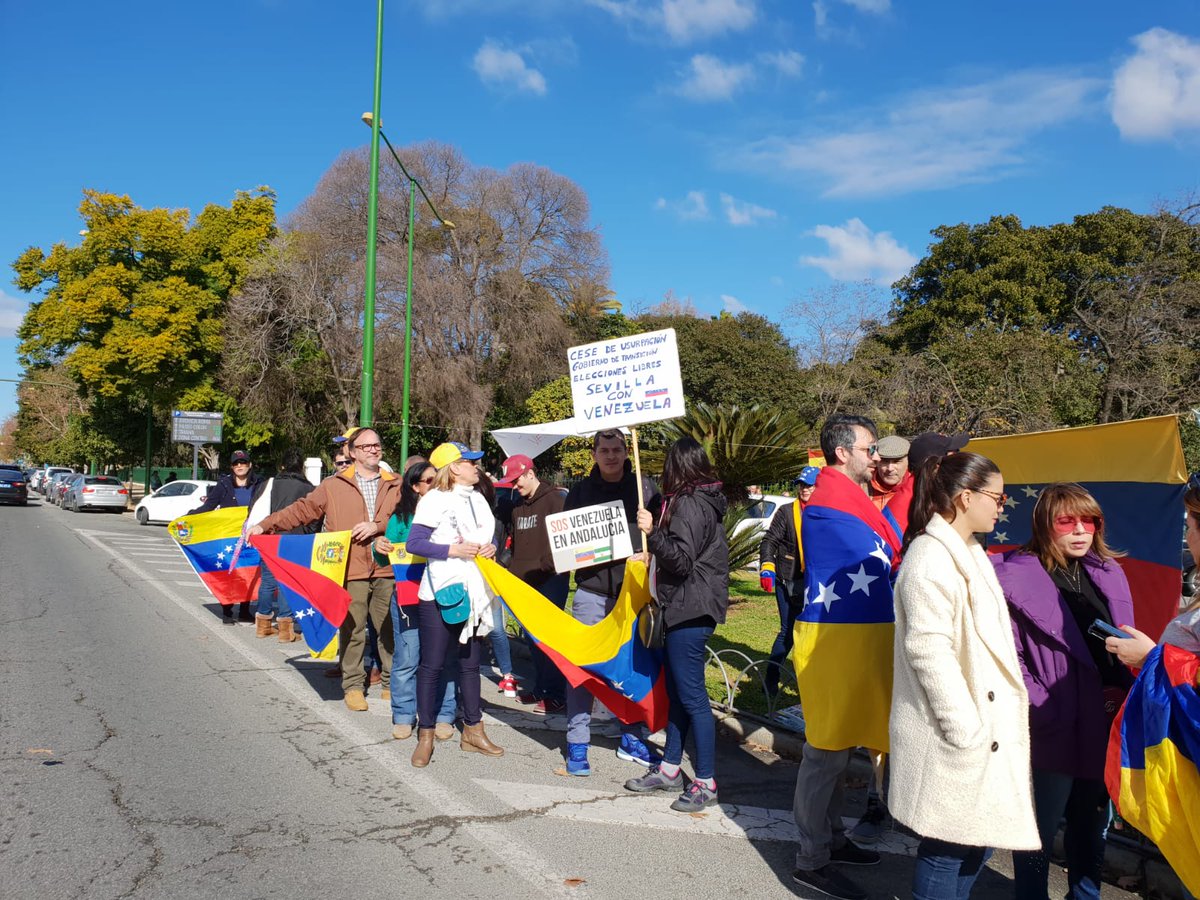 jackgram28's tweet image. En Sevilla ya salimos hoy a manifestar 23 de Enero la calle espera #gochosarrechos #Venezuela #venezuelalibre #FueraMaduro #guadio