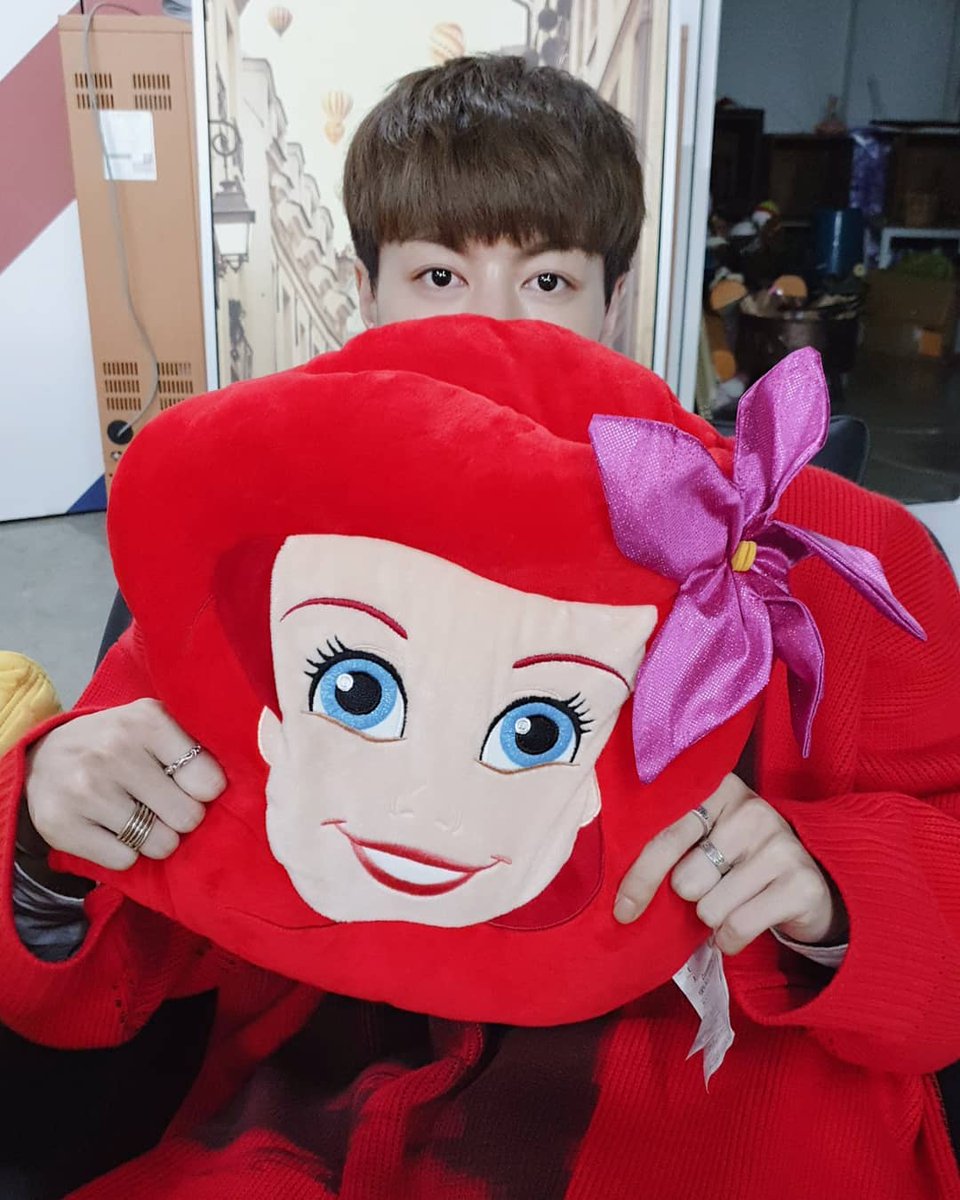 vavpics's tweet photo. - vav official  • 190119 -

'[VAV] Sneak peak of Jacob’s Mobile Gallery
바브 갤러리 “탈탈” 털어드림
원거리 사냥도 가능한 갤러리 괴도⚘
.
#VAV #브이에이브이 #Jacob #제이콥 #셀피 #selfie
#바브의_은밀한_갤러리 #에이팀이_털어보았습니다
#VAVGallery #노다지 #바브폰은_다이아광산💎' https://t.co/u3kNjj7pqQ