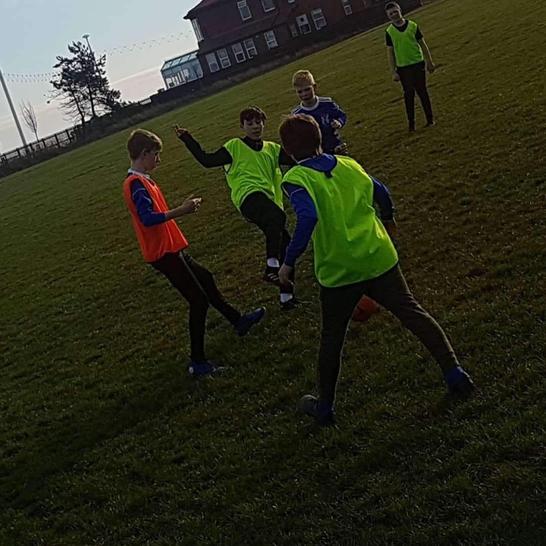 harryrcollinson's tweet photo. Great training session for Harry's Sunday team followed by fish and chips , #minchellas #seaburn https://t.co/XAXnPcBGmZ