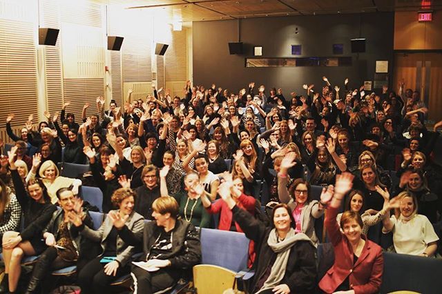 MargaretMolloy's tweet photo. Leading a sold-out NYC house in a wave to IRELAND to #snáithe documentary creator @ciaranicchormaic and presenter @ciaraodoherty at the #WearingIrish screening of @_snaithe_ plus fireside chat for #origintheatre 1st Irish Festival. Lively panel provided … https://t.co/e3EE8rdAo2 https://t.co/ov2WaeMYxx