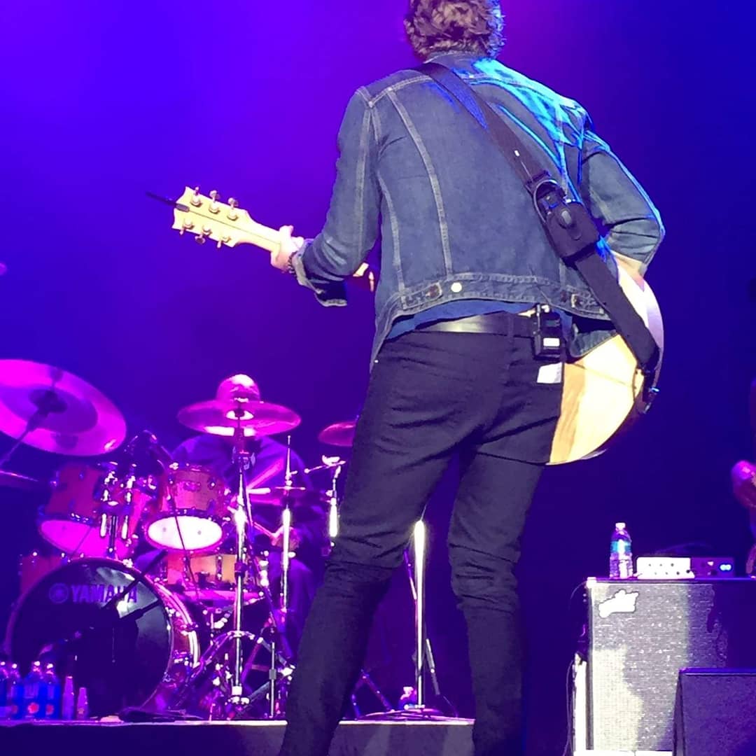 KerryGolds1972's tweet photo. I just realised this, @ThisIsRobThomas reached down his hand in his pocket and pulled out some hope for me! #Aussiefriend #bucketlist https://t.co/H63h0v3M5h