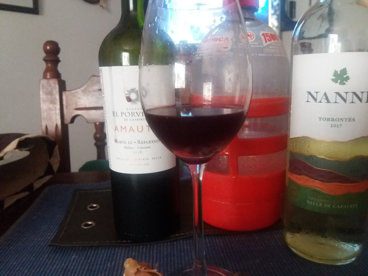 crecarlos1's tweet photo. Torrontés sodeáo para algunos y Malbec-Cabernet Sauvignon a temperatura recomendada https://t.co/AfRXfVALug