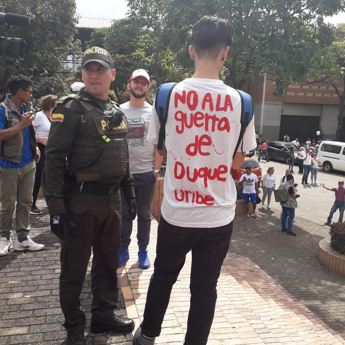 CelsoTeteC's tweet photo. ¿Quién será este pelao? Meterse a una marcha uribestia en Medellín con este sensato mensaje es de verdad un acto de heroísmo.

Aplausos de pie 👏🏻. https://t.co/hvSTKT96n8