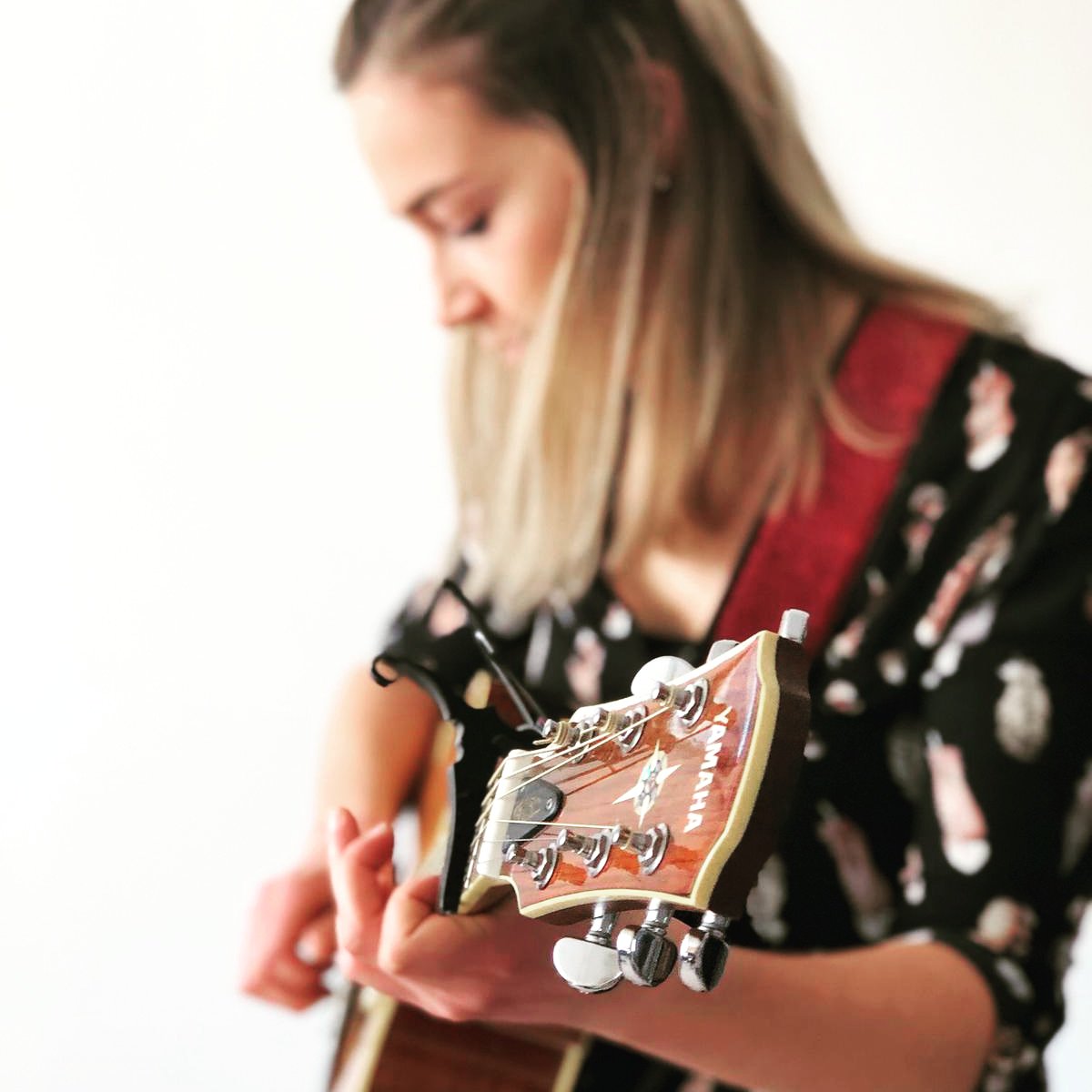 Al even geleden dat ik iets over mijn muziek post, maar nieuw materiaal is on the way!🔥🔥🔥 Vandaag de eerste test van mijn nieuwe liedjes gehad bij het huiskamerconcert van <a href="/SanneFrazer/">Sanne Frazer</a>, wat waren jullie een fijn luisterpubliek! En alvast happy birthday Sanne 😁