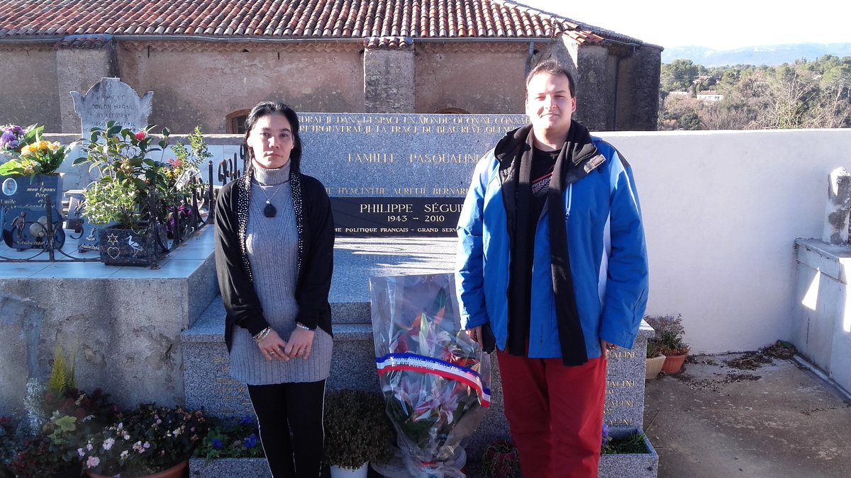 JEANRENELAGET's tweet photo. Lundi 07/01/19 l' #hommage (annuel) @RPF_officiel @rprofficiel &amp; @ReseauGaulliste a été rendu en mémoire de Philippe #Seguin sur sa tombe au Cimetière de #BagnolsenForet (#Var) #RPF #RPR #ReseauGaulliste - #Laget #Bicail #Cacelli @bicail -#Grasse #Grasse06 #AlpesMaritimes #France https://t.co/LqCZ3IIKDD