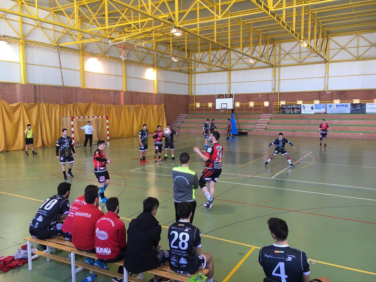 🗞️ Victoria poco vistosa fuera de casa
🤾 #Liga #SegundaNacional #Masculina <a href="/fexbm/">Federación Extremeña de Balonmano</a>
🏆 Jornada 11
🗓️ 20/01/2019
📌 Categoría Sénior
🏐 23 <a href="/BMLosSantos/">Club BM Los Santos</a> 🆚 29 <a href="/cbmtdb/">Tierra de Barros Catering La Gran Familia</a>
🏟 Pabellón Antonio Martínez - Los Santos
#⃣ #SiSeQuiereSePuede #Balonmano #Handball