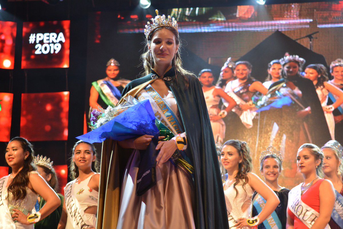fiestadelapera's tweet photo. 👑 FLORENCIA TRAPASSI NUEVA REINA DE LA PERA

La postulante de Allen fue elegida como la nueva soberana. Estará acompañada por la 1° Princesa Renata Dalbene (Gral Roca), la 2° Princesa Malena Pérez (Fdez. Oro) y la Embajadora Lucía Barrena, también elegidas anoche.

#Pera2019 🍐 https://t.co/EUvtlzCW7Z